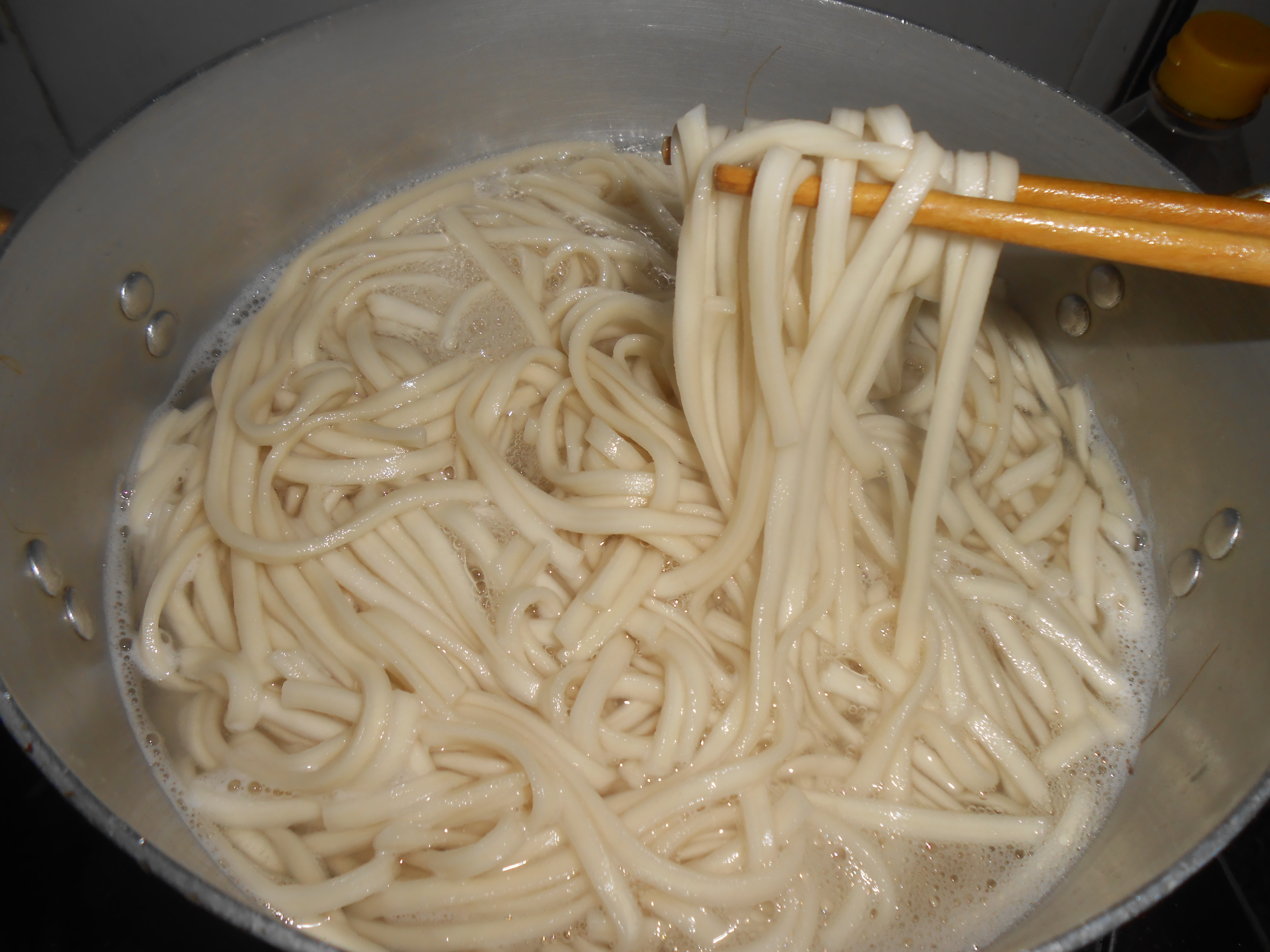 Luộc b&aacute;nh canh để r&aacute;o sau khi đ&atilde; c&aacute;n bột th&agrave;nh những sợi mỏng v&agrave; d&agrave;i