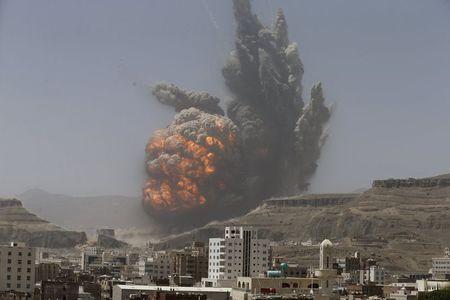 Kh&oacute;i lửa bốc l&ecirc;n sau cuộc kh&ocirc;ng k&iacute;ch của li&ecirc;n minh Ả Rập v&agrave;o thủ đ&ocirc; Saana - Yemen h&ocirc;m 20-4. Ảnh: Reuters