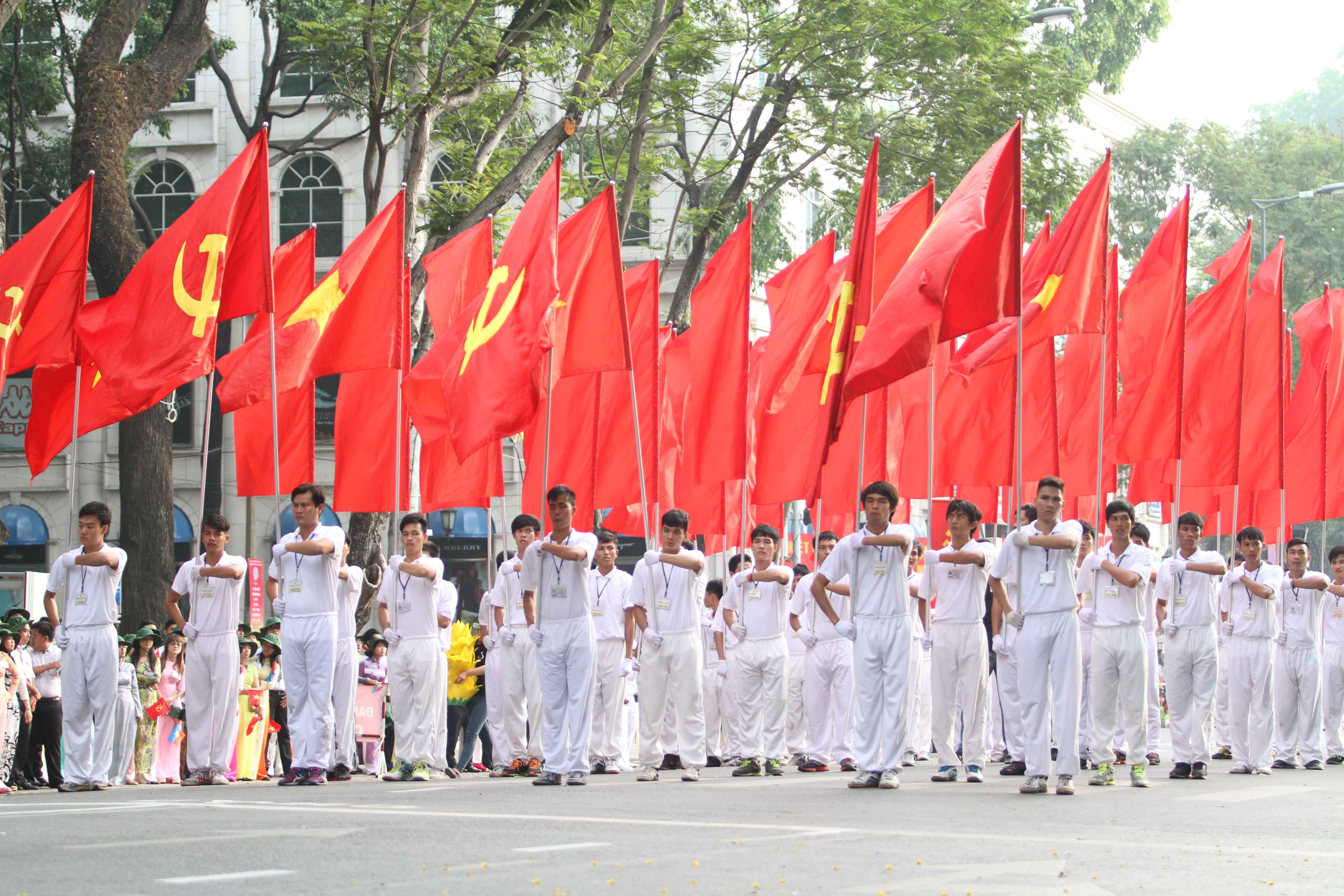 Từng đo&agrave;n diễu binh bắt đầu