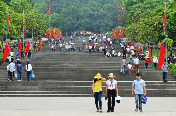 Mặc d&ugrave; trời nắng to, lượng người đ&ocirc;̉ v&ecirc;̀ m&ocirc;̃i lúc một đ&ocirc;ng