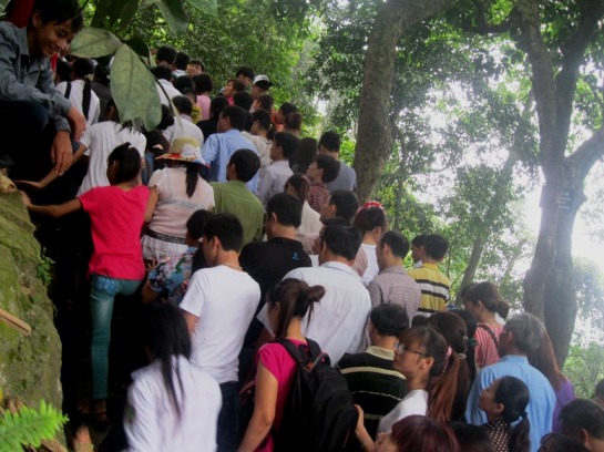 Đường đi hết chỗ chen ch&acirc;n