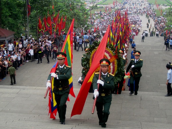 Đ&uacute;ng 7 giờ h&ocirc;m nay (28-4), đo&agrave;n h&agrave;nh lễ bắt đầu di chuyển l&ecirc;n Đền