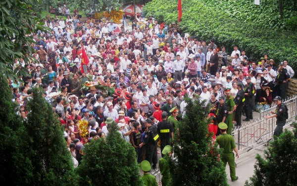 Hàng vạn người d&acirc;n chờ l&ecirc;n n&uacute;i Nghĩa Lĩnh trước h&agrave;ng r&agrave;o bảo vệ, c&ocirc;ng an giữ an ninh trật tự