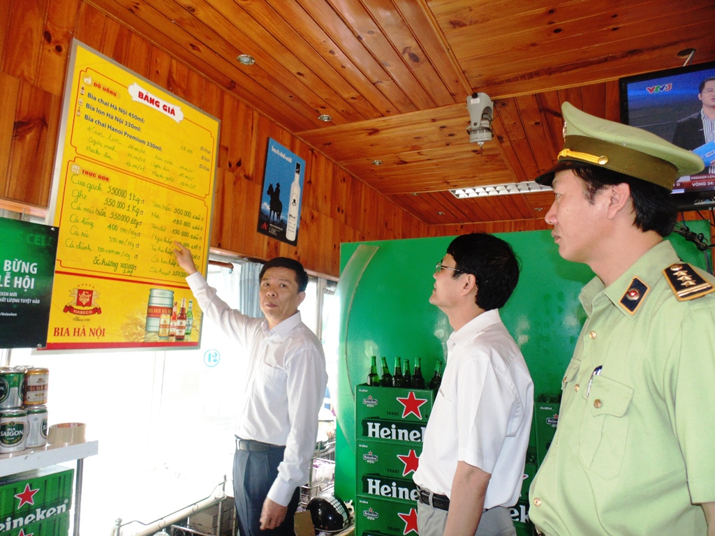 Mặc dù giá cả được niêm yết từ trước nhưng nhiều nhà hàng khách sạn tại Quảng Bình vẫn tự ý nâng giá chặt chém du khách