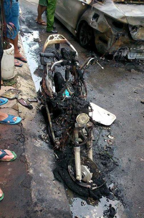 Chiếc xe máy Honda Lead bên cạnh cũng bị ngọn lửa cháy bén sang thiêu rụi chỉ còn trơ khung