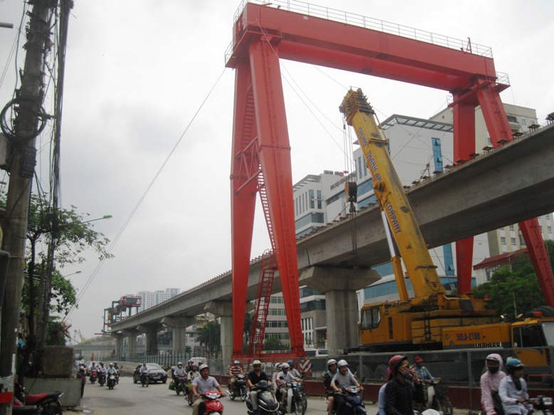Những c&acirc;̀n c&acirc;̀u đang hoạt đ&ocirc;̣ng thi c&ocirc;ng tại tuy&ecirc;́n đường sắt tr&ecirc;n cao Cát Linh - Hà Đ&ocirc;ng  (đoạn ngã tư Khu&acirc;́t Duy Ti&ecirc;́n, Thanh Xu&acirc;n, Hà N&ocirc;̣i) chạy song song với đường Nguy&ecirc;̃n Trãi lu&ocirc;n có r&acirc;́t nhi&ecirc;̀u phương ti&ecirc;̣n qua lại đ&acirc;y chỉ được qu&acirc;y t&ocirc;n sơ sài, với những c&acirc;̀n c&acirc;̀u có c&acirc;̀n dài khoảng 30 đến 40 mét - Ảnh: Nguyễn Hưởng