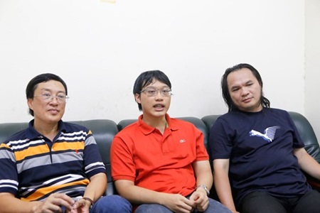 Lê Nguyễn Vương Linh cùng bố (bên trái) và thầy giáo trước ngày du học Mỹ. Ảnh: Tiền Phong.