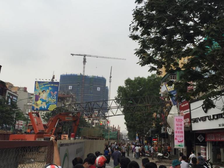 Hiện trường vụ cần cẩu đổ gãy ra đường đè lên nhà người dân