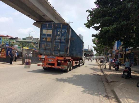 Nhiều người dân phải điều khiển phương tiện lên hè đường khi qua đây