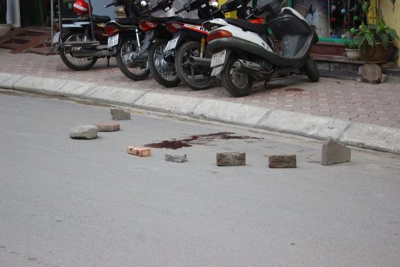 Nơi nữ sinh rơi xuống người dân đánh dấu bằng gạch