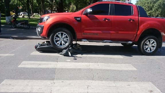 Xe m&aacute;y nằm gọn dưới b&aacute;nh &ocirc; t&ocirc;