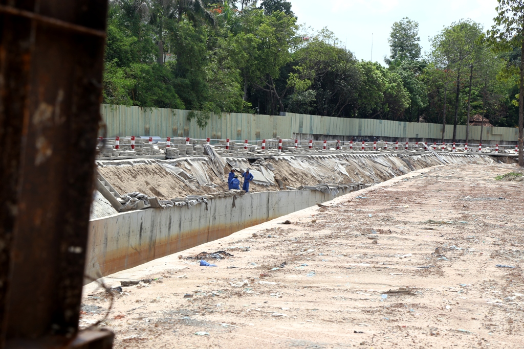 Nhiều đoạn m&aacute;i k&ecirc;nh được th&aacute;o dỡ th&aacute;o dỡ c&aacute;c tấm đanh để gia cố phần đất b&ecirc;n trong