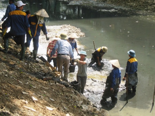 C&ocirc;ng nh&acirc;n m&ocirc;i trường làm vi&ecirc;̣c trong cái nắng như thi&ecirc;u như đ&ocirc;́t