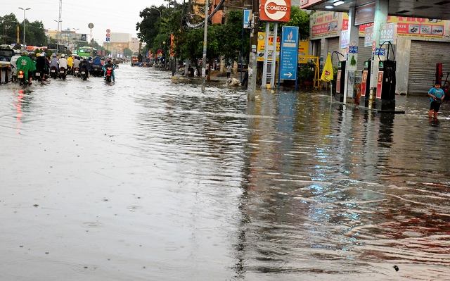 Một người phải quay đầu xe do ph&iacute;a trước nước ngập qu&aacute; lớn.