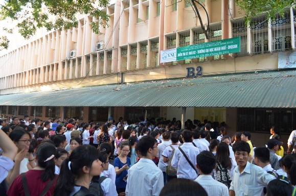 Ngay từ sáng sớm, hàng ngàn sỹ tử và phụ huynh đã có mặt tại tại cụm thi số 1, Đại học Quốc gia H&agrave; Nội, đường Xu&acirc;n Thủy, quận Cầu Giấy, H&agrave; Nội