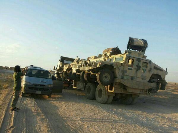 Loạt xe Hummer cũng do Mỹ sản xuất bị IS chiếm được v&agrave; chuyển tới Syria. Ảnh: Twitter