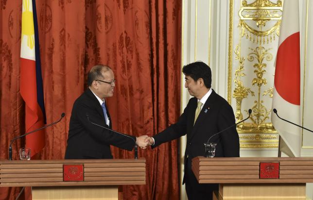 Tổng thống Philippines Benigno Aquino (tr&aacute;i) bắt tay Thủ tướng Nhật Bản Shinzo Abe tại Tokyo h&ocirc;m 5-6. Ảnh: Reuters
