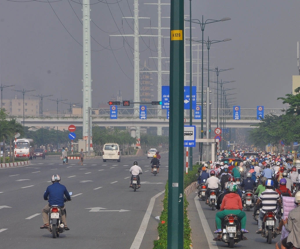 Đến hơn 7 giờ, một số xe m&aacute;y tr&agrave;n qua l&agrave;n đường &ocirc; t&ocirc; để lưu th&ocirc;ng, bắt đầu g&acirc;y n&ecirc;n cảnh hỗn loạn tại khu vực n&agrave;y