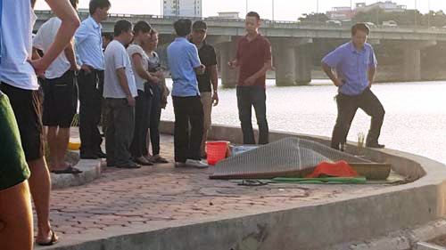 Hà Nội: Vớt thanh niên tay cầm kính bơi dưới đáy hồ Linh Đàm