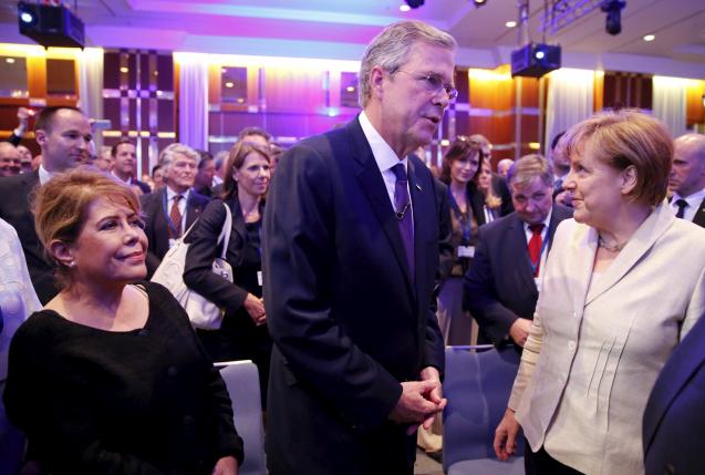 &Ocirc;ng Jeb Bush (giữa) gặp Thủ tướng Đức Angela Merkel (ph&aacute;i) ở Berlin h&ocirc;m 9-6. Ảnh: Reuters