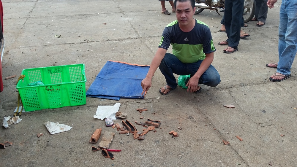 Gạch, đ&aacute; m&agrave; nh&oacute;m c&ocirc;n đồ n&eacute;m l&ecirc;n xe