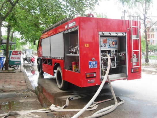 Phòng PCCC qu&acirc;̣n Hoàng Mai đã đi&ecirc;̀u 1 xe chữa cháy và 1 xe chuy&ecirc;n dụng cùng hàng chục chi&ecirc;́n sỹ xu&ocirc;́ng hi&ecirc;̣n trường vụ cháy