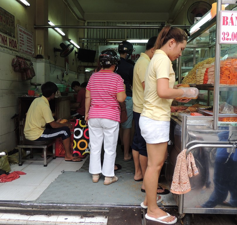 Chỉ một xe bánh mì nhỏ nhưng tiệm nổi tiếng khắp gần xa
