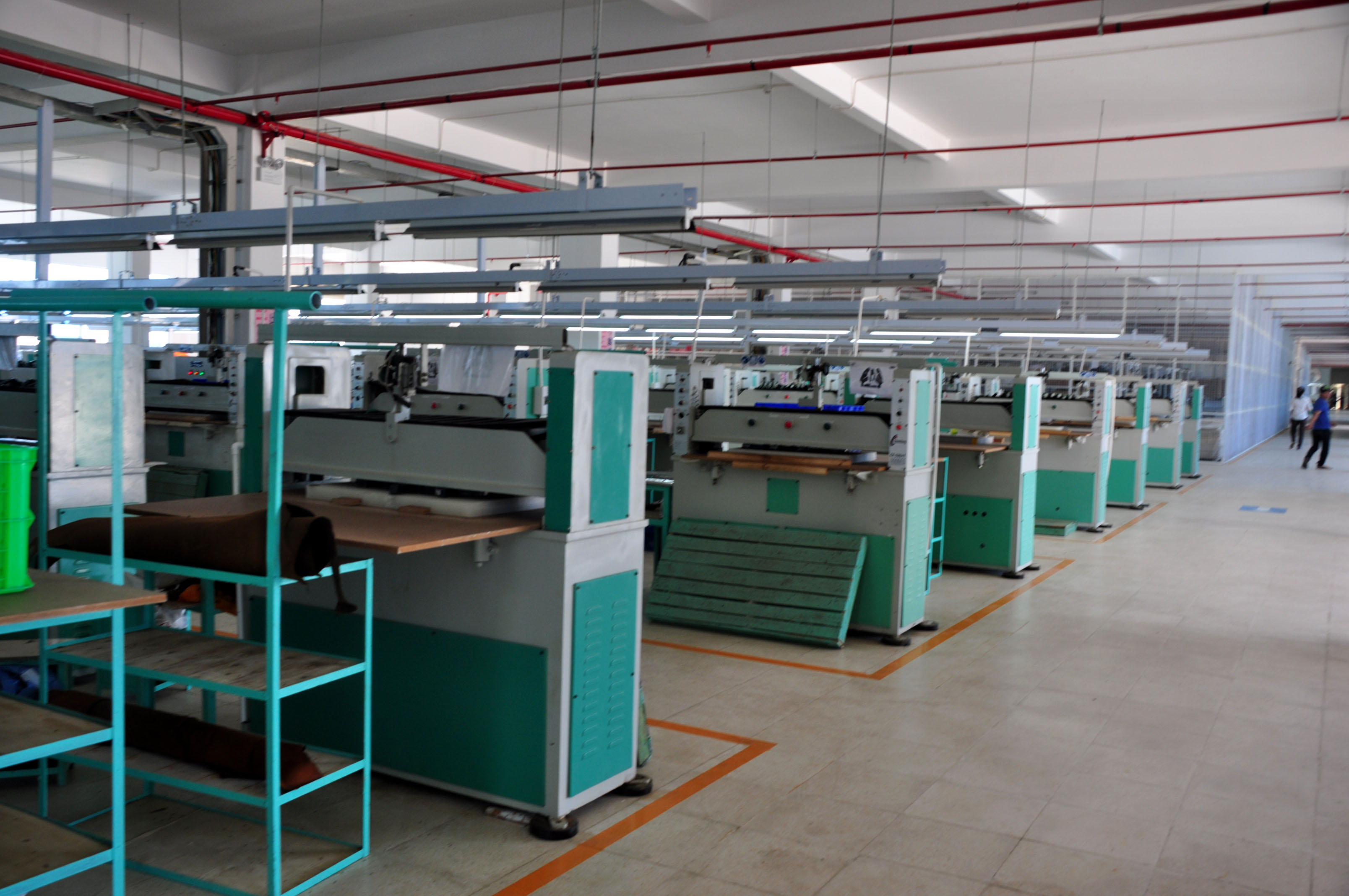 Các phân xưởng của Công ty giày King Riches không có bóng công nhân. Ảnh: Tử Trực
