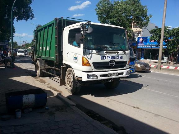 Chiếc xe ô tô chở rác nằm cách thi thể nạn nhân 50 m