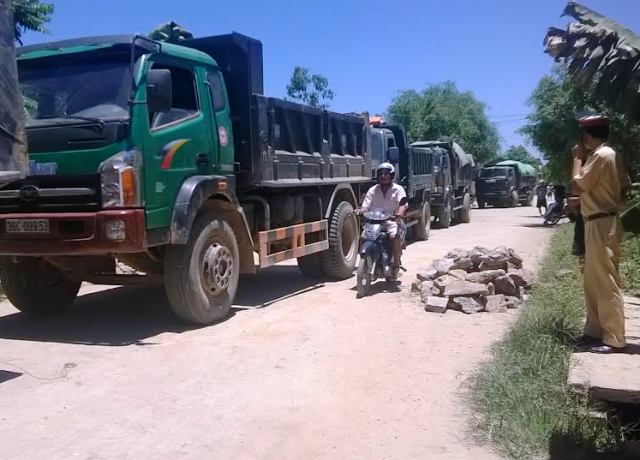Đo&agrave;n xe qu&aacute; tải bị người d&acirc;n chặn lại v&agrave;o s&aacute;ng ng&agrave;y 29-6