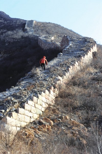 Một du khách đi trên đoạn Vạn Lý Trường Thành ở tỉnh Hà Bắc. Ảnh: China Daily