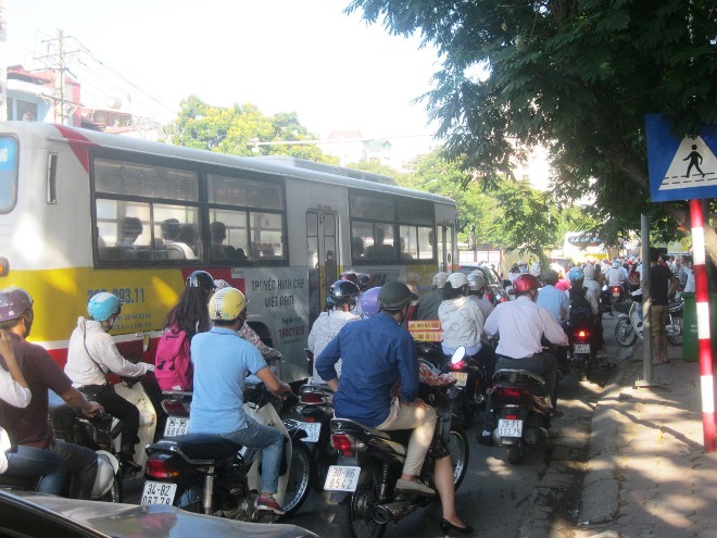 Vì v&acirc;̣y, m&ocirc;̣t s&ocirc;́ tuy&ecirc;́n đường C&acirc;̀u Gi&acirc;́y, Xu&acirc;n Thủy, Nguy&ecirc;̃n Phong Sắc tại qu&acirc;̣n C&acirc;̀u Gi&acirc;́y&hellip; bị ùn tắc nghi&ecirc;m trọng