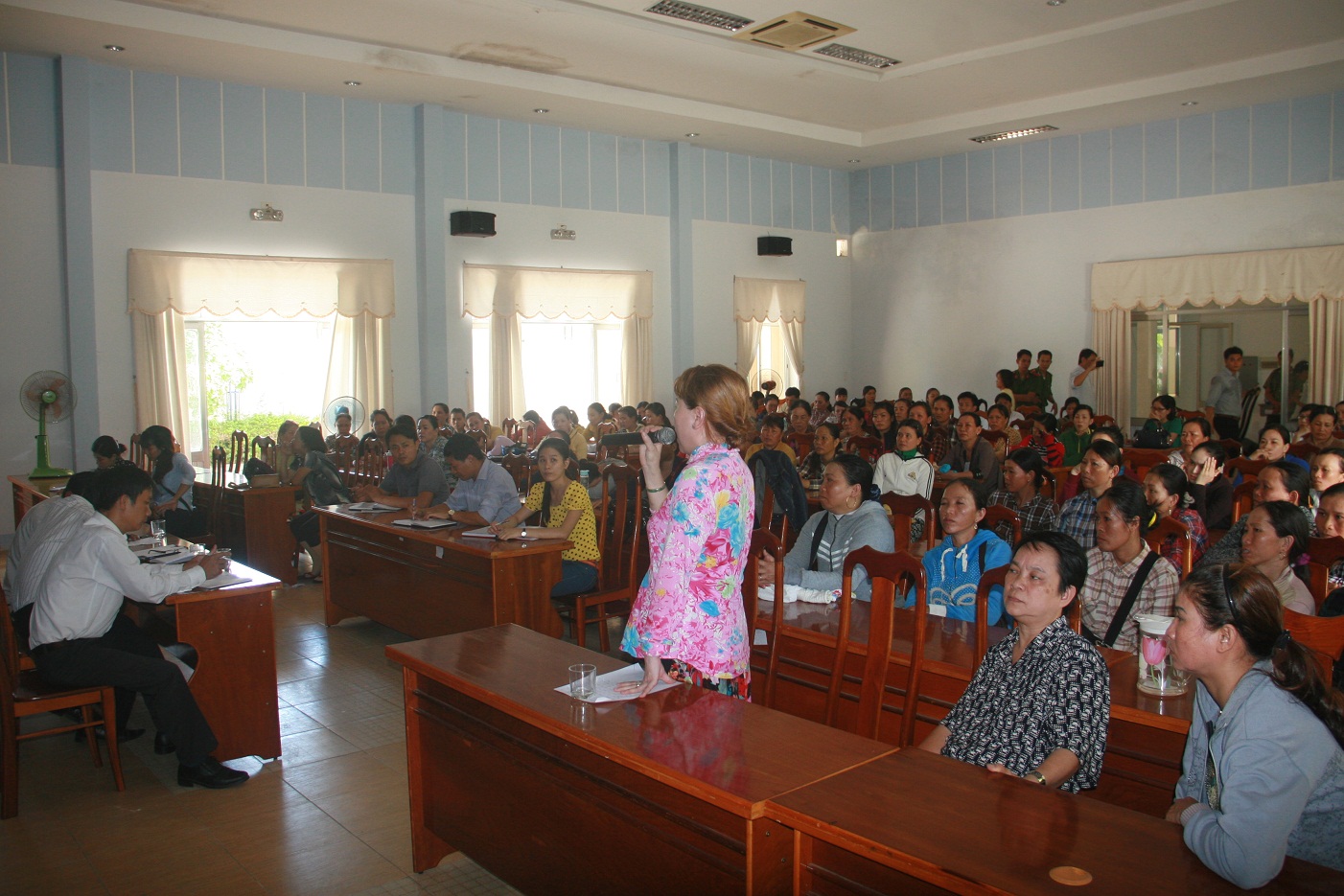 C&aacute;c tiểu thương mang cả xe c&ugrave;ng sọt đựng c&aacute; v&agrave;o trụ sở tiếp c&ocirc;ng d&acirc;n tỉnh Quảng Nam để đ&ograve;i quyền lợi
