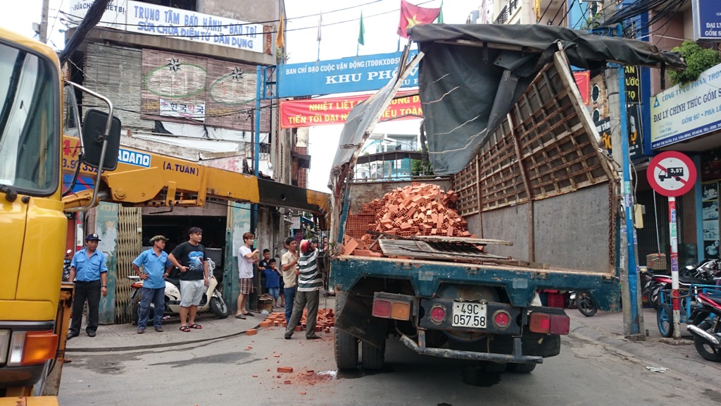 Chiếc xe tải cũng bị hư hỏng phần th&ugrave;ng xe