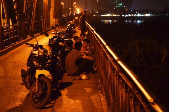 Thời ti&ecirc;́t oi bức, ng&ocirc;̣t ngạt, người d&acirc;n đ&ocirc;̉ x&ocirc; tới c&acirc;̀u Long Bi&ecirc;n đ&ecirc;̉ hóng gió