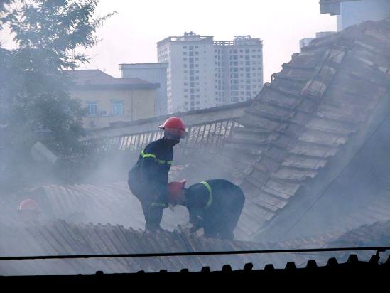Ti&ecirc;́p c&acirc;̣n từ tr&ecirc;n mái nhà xưởng