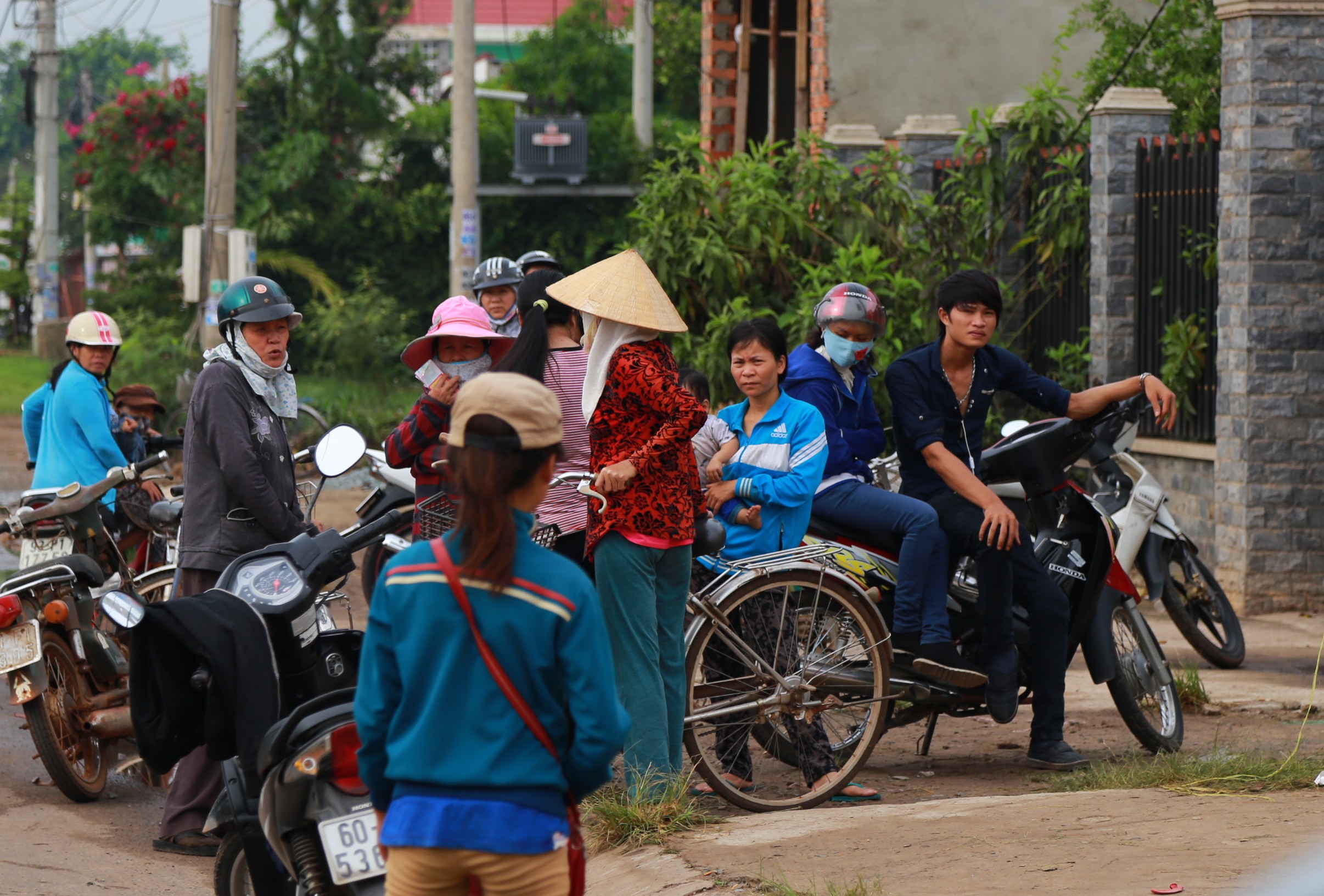 S&aacute;ng 8-7, người d&acirc;n vẫn kh&ocirc;ng ngớt b&agrave;n t&aacute;n về vụ việc