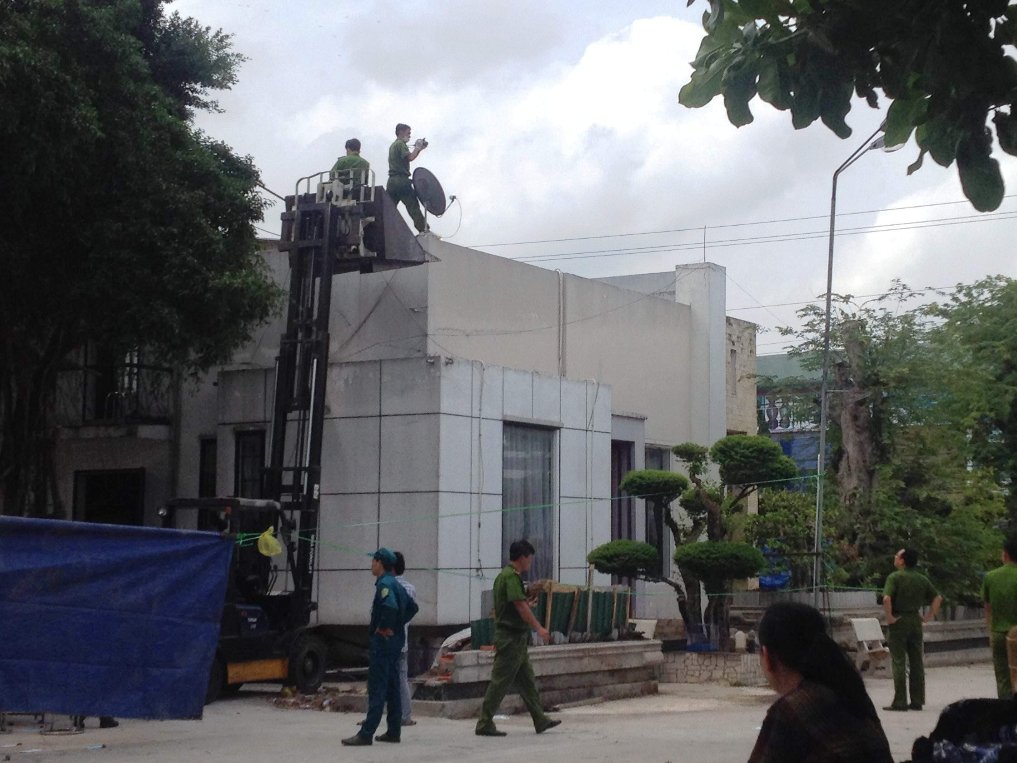 C&ocirc;ng an đang tiến h&agrave;nh điều tra x&aacute;c định hung thủ tại căn biệt thự thảm s&aacute;t 6 người ở B&igrave;nh Phước - Ảnh: L&ecirc; Phong