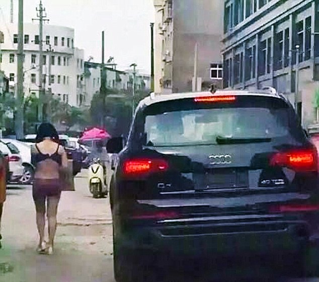 Anh chồng tên Zhang lái ô tô theo sau. Ảnh: Daily Mail