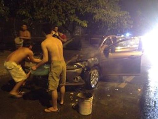 Nhi&ecirc;̀u người d&acirc;n dùng x&ocirc; ch&acirc;̣u đựng nước tới giúp tài x&ecirc;́ d&acirc;̣p lửa