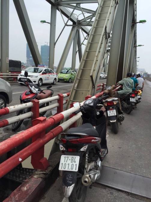 Chiếc xe của nạn nhân vẫn còn trên thành cầu