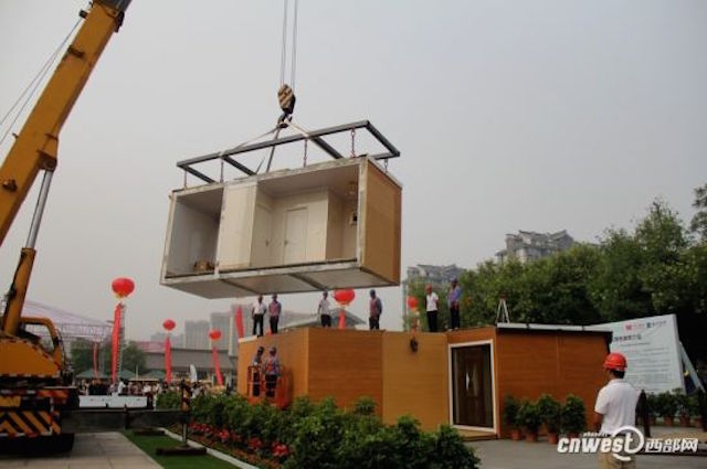 Một nh&oacute;m c&ocirc;ng nh&acirc;n dựng nh&agrave; bằng cần cẩu. Ảnh: CCTV