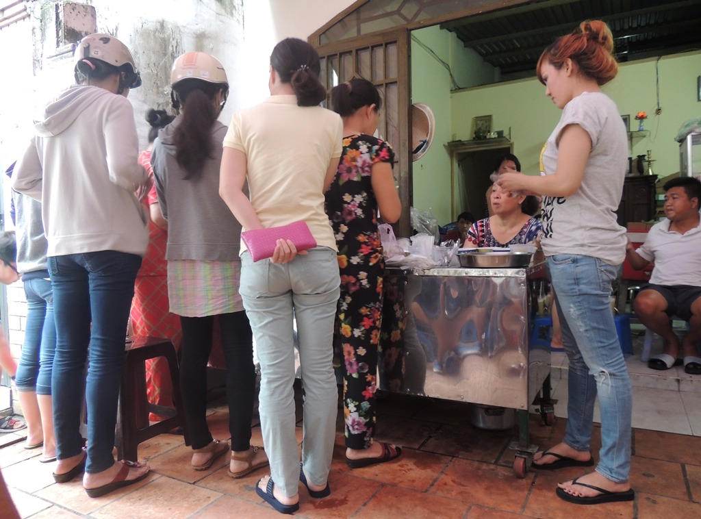Kh&aacute;ch đến mua phải chờ kh&aacute; l&acirc;u mới c&oacute; b&aacute;nh