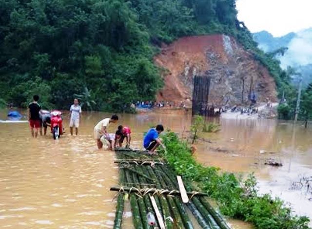 Người d&acirc;n l&agrave;m b&egrave; luồng để qua lại do đường ngập s&acirc;u trong nước