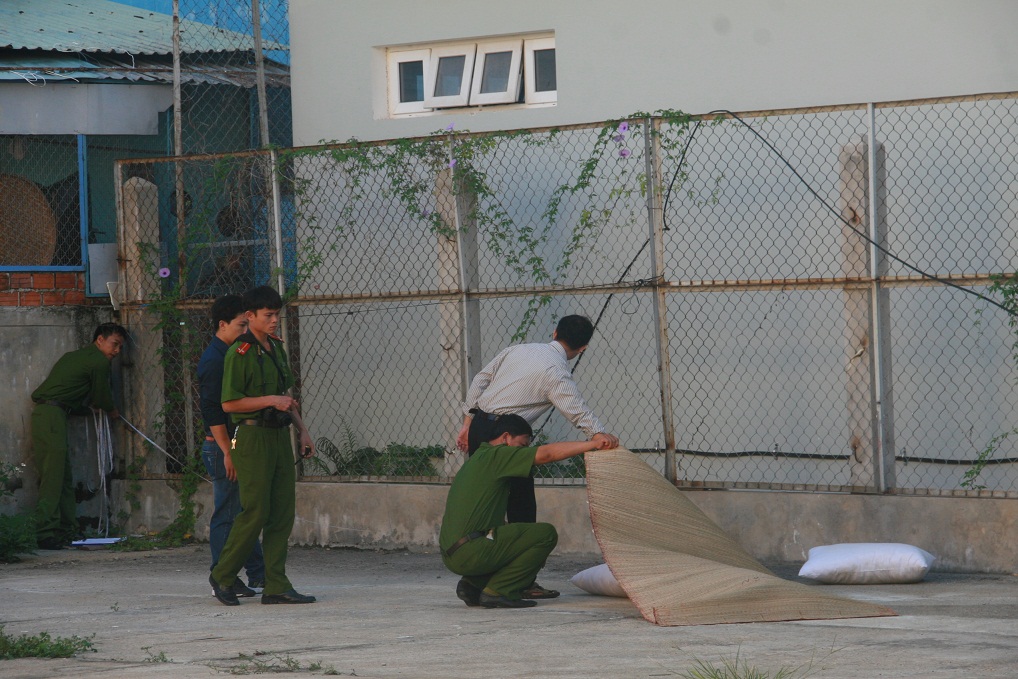 Lực lượng chức năng kh&aacute;m nghiệm hiện trường để điều tra nguy&ecirc;n nh&acirc;n vụ việc