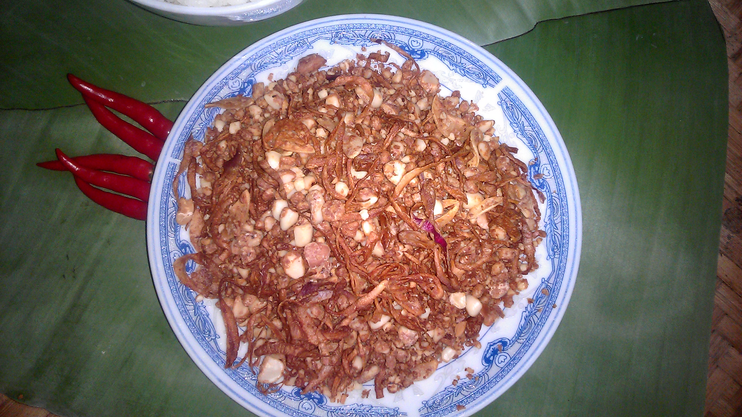 Đậu phụng cháy ăn với cơm nguội vào những ngày mưa lạnh là tuyệt cú mèo