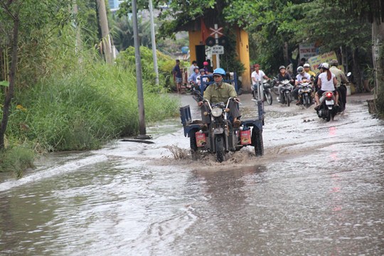 Nước đen đọng lại, bốc m&ugrave;i h&ocirc;i thối tr&ecirc;n tuyến đường Linh Đ&ocirc;ng sau nhiều ng&agrave;y nhưng vẫn kh&ocirc;ng r&uacute;t hết. Người d&acirc;n khu n&agrave;y phản &aacute;nh do nguy&ecirc;n nh&acirc;n dẫn đến t&igrave;nh trạng n&agrave;y l&agrave; do c&aacute;c cống tho&aacute;t nước ở khu vực bị r&aacute;c lấp k&iacute;n miệng khiến nước kh&oacute; ti&ecirc;u tho&aacute;t.