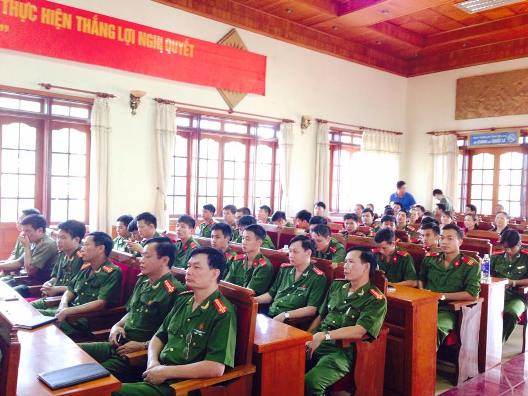 C&aacute;n bộ c&ocirc;ng an tại buổi họp b&aacute;o
