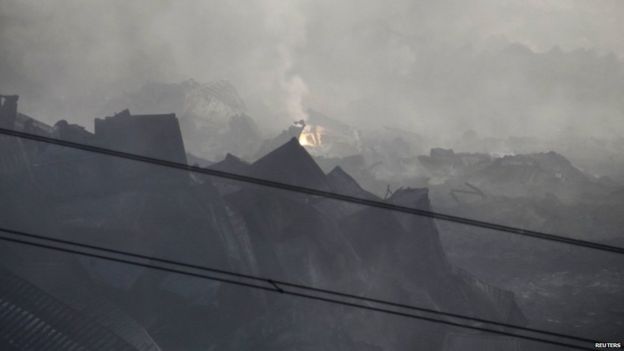 Một đ&aacute;m lửa vẫn bốc ch&aacute;y h&ocirc;m 15-8. Ảnh: Reuters