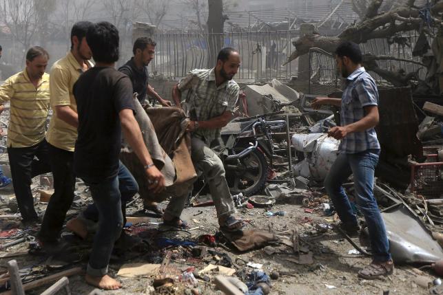 Khu chợ ở Douma bị dội rốc-két. Ảnh: Reuters